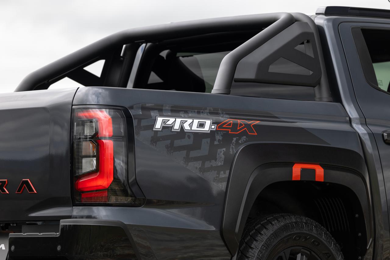 画像: 専用エンブレムに加え、荷台後方には堅牢なロールバーを装備。オフロード走行時の積載安定性とタフな印象を強めている。