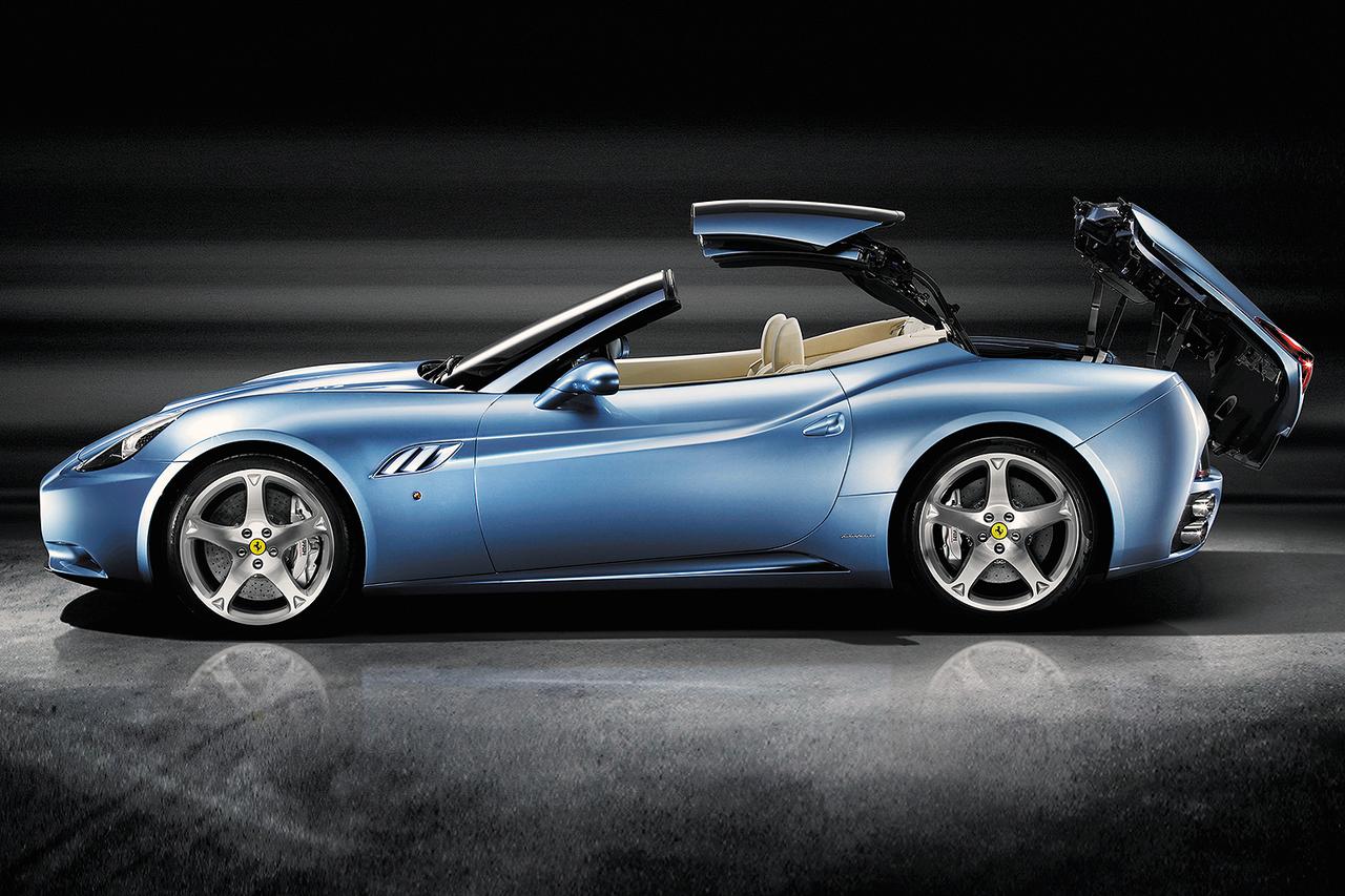 画像: リトラクタブルハードトップは約14秒で開閉する。そのアクションを見ているだけでも目を引く。