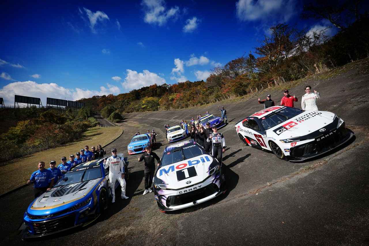 画像: NASCARカップ・シリーズで7度の王者に輝いたレジェンドドライバー、ジミー・ジョンソン選手をはじめ、CUPシリーズでカムリを駆るジョン・ハンター・ネメチェク選手、Xfinityシリーズから古賀琢麻選手、さらに日本を代表する小林可夢偉選手、大湯都史樹選手、小高一斗選手が、「伝説の30度バンクコーナー」で記念撮影。