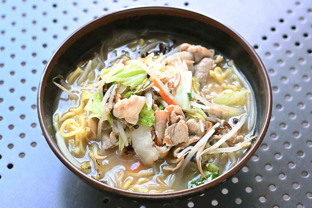 画像: フードコートのらーめん胡麻唐屋の「タンメン」(1200円)。たっぷりの野菜と豚肉という具材のおいしさを引き出している。