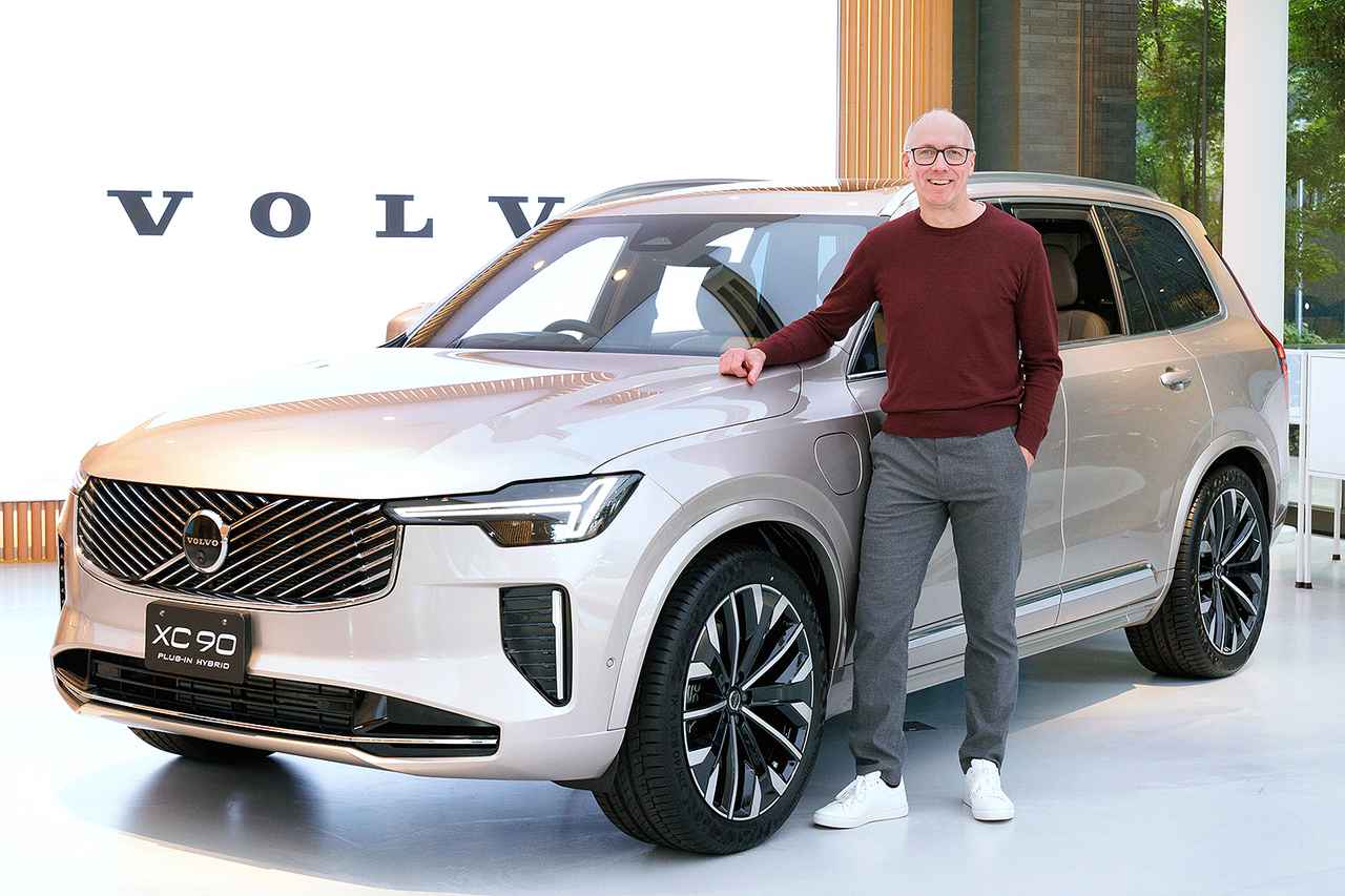 画像: 最新の安全装備を搭載したボルボのフラッグシップSUV、XC90とトーマス・ブロバーグ氏。