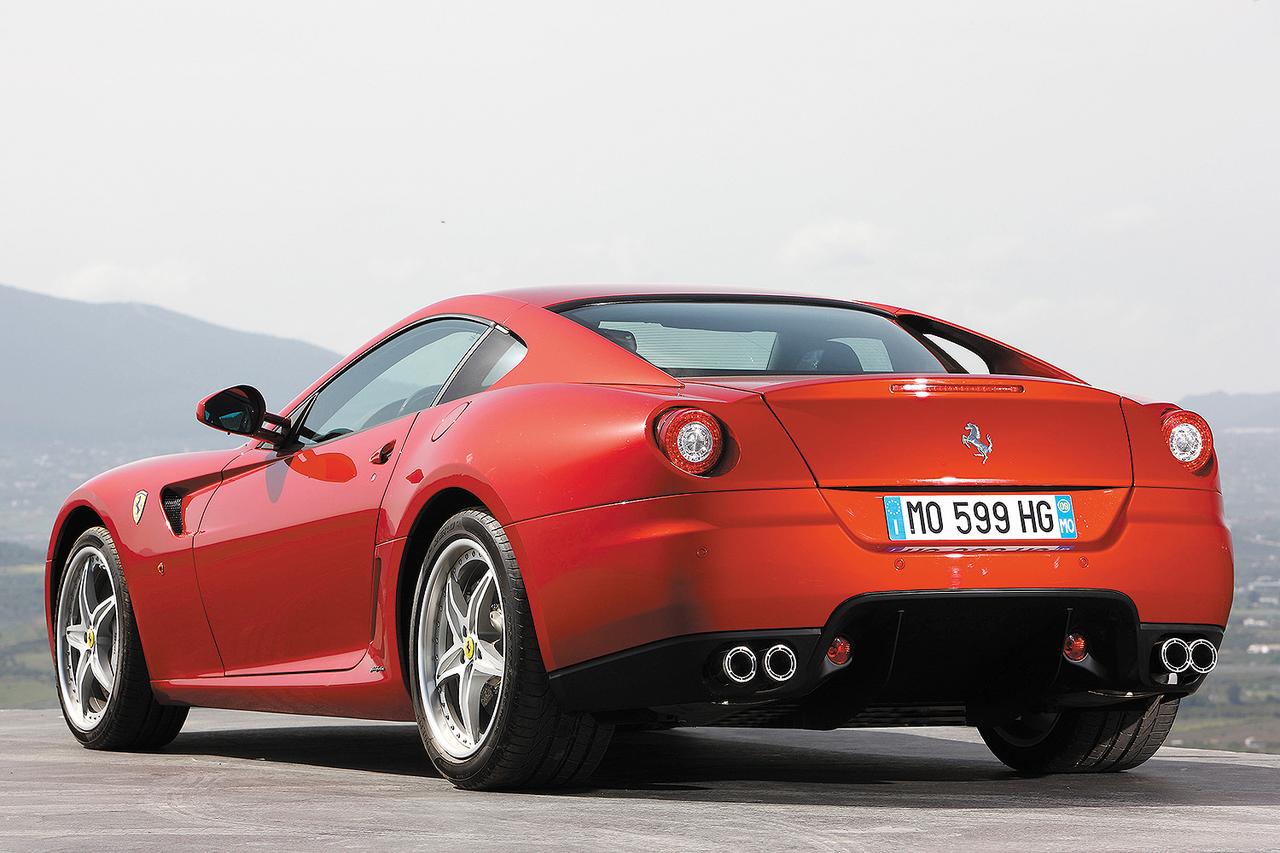 画像: リアウインドーと分離したCピラーのフライングバットレスも空力的に高い効果を発揮している。