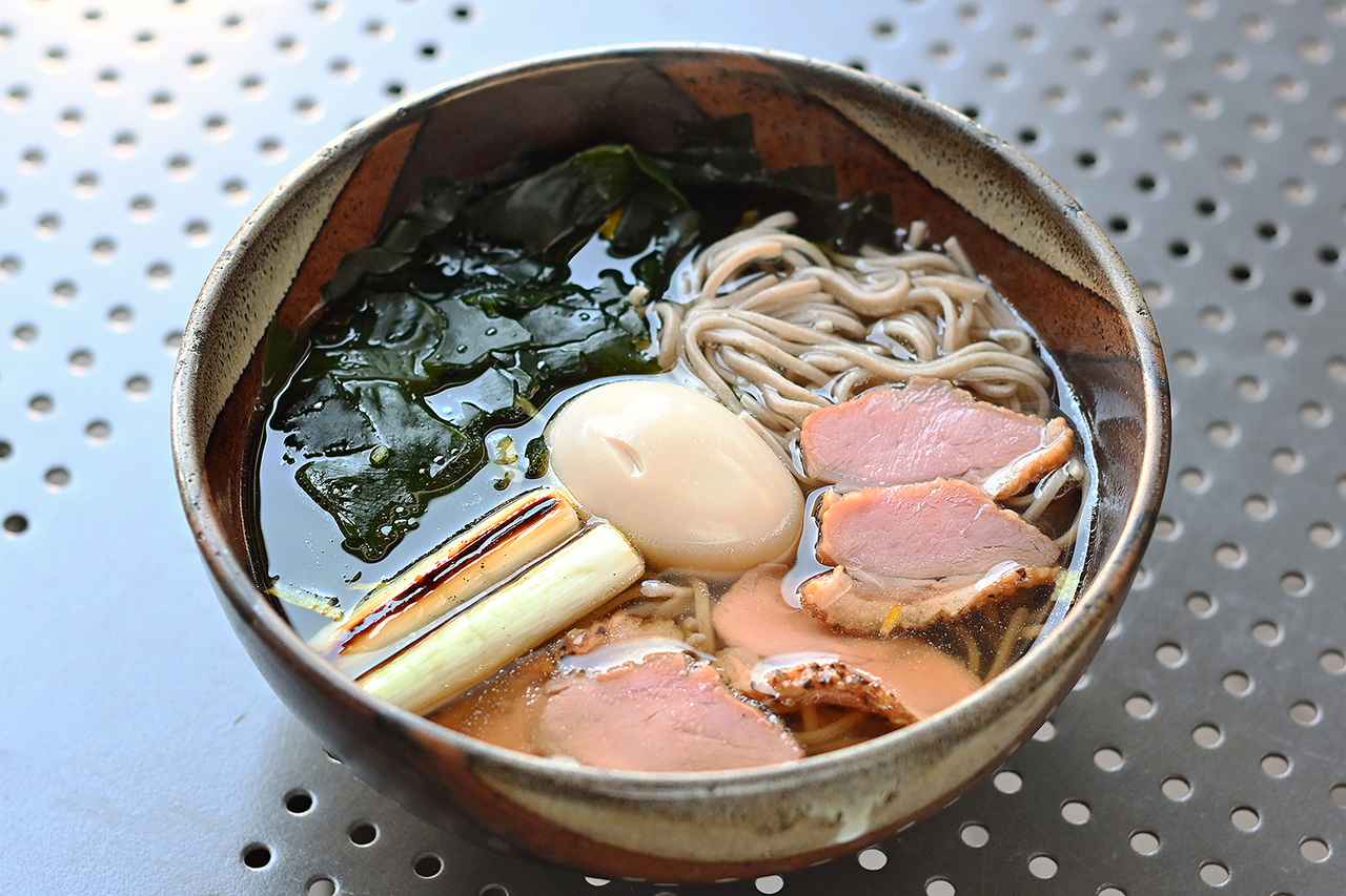 画像: パサール羽生(下り)のフードコートにある、羽生製麺処の「鴨と焼ねぎのあったかそば」(1080円)。パストラミの鴨と深谷ネギ、三陸のワカメが楽しめる。