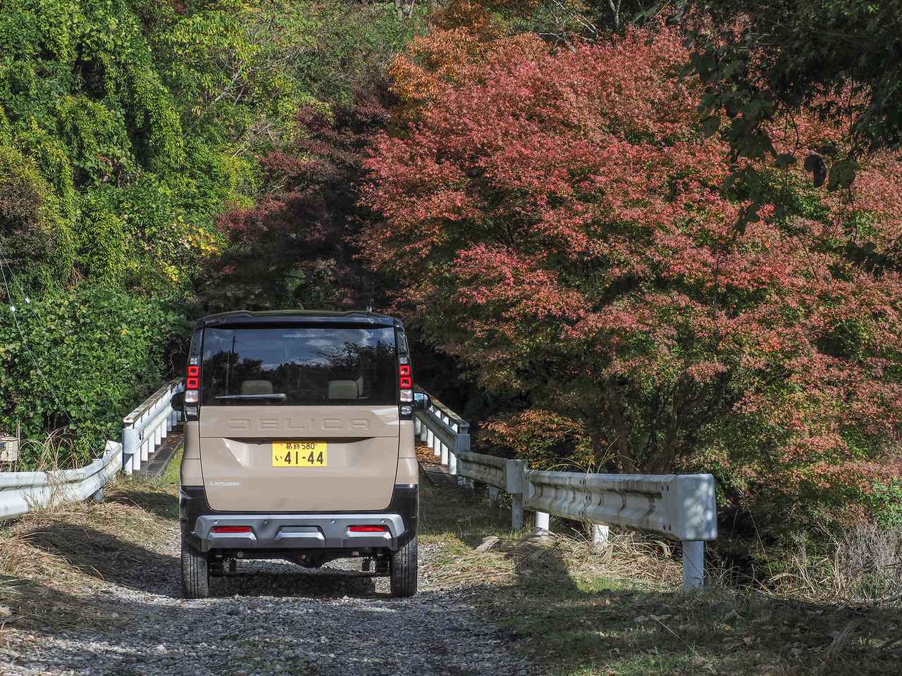 画像: 試乗会開催時のタイミングは紅葉真っ盛り。会場周辺も綺麗に紅葉していた。デリカミニは快適な室内空間と走り、そしてやんちゃな見た目と相棒感で、ちょっと遠くまで足を伸ばしたくなる軽自動車でもある。
