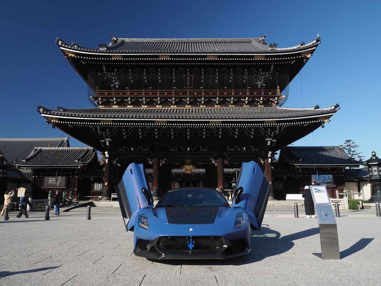 画像: 御影堂門正面には公道も走行可能なレーシングカー、マセラティGT2ストラダーレが展示されていた。