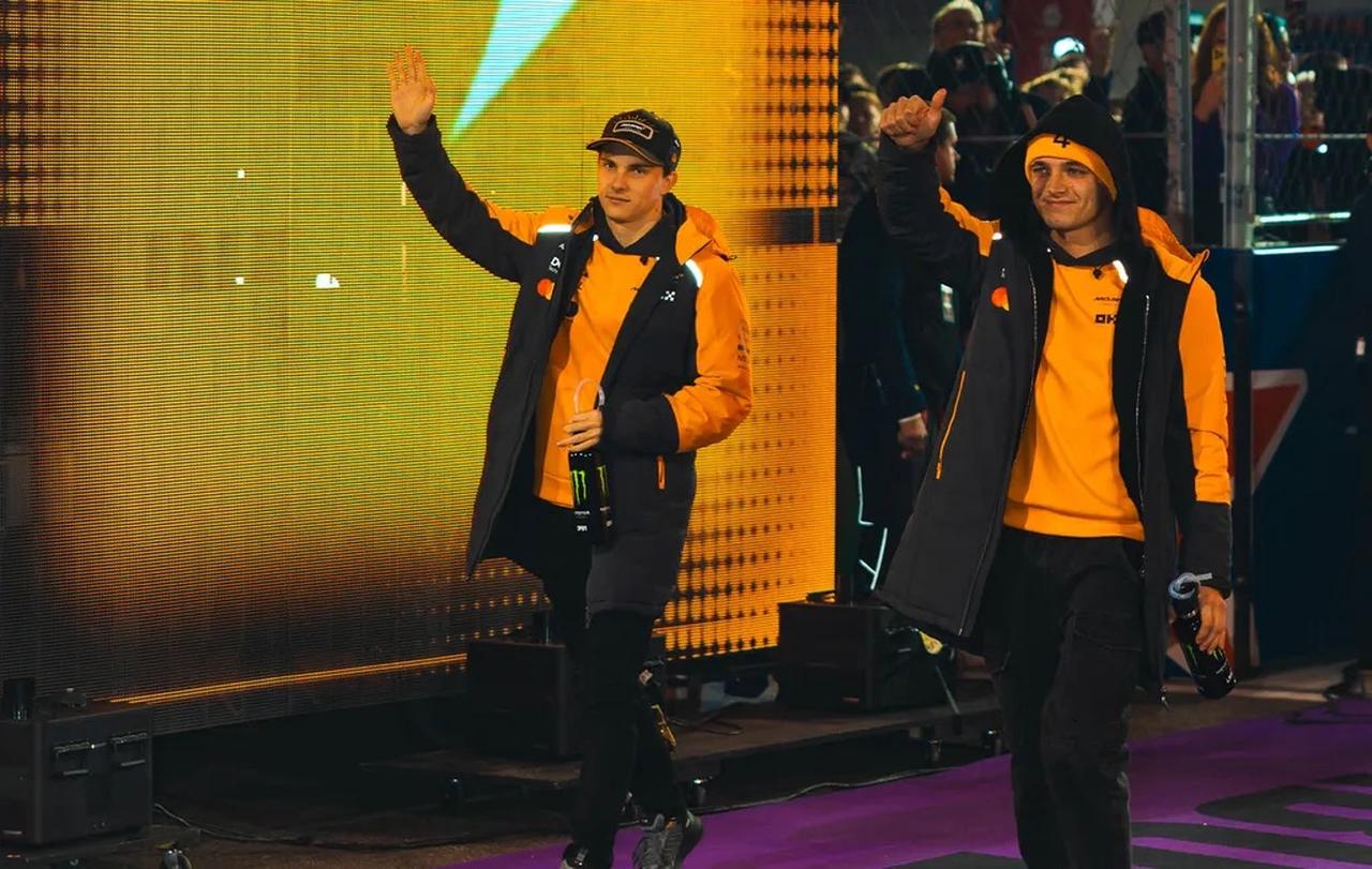 画像: 痛恨の失格となったオスカー・ピアストリ（左）とランド・ノリス。マクラーレンのチームメイト同士の戦いであったはずのチャンピオン争いは意外な展開に。