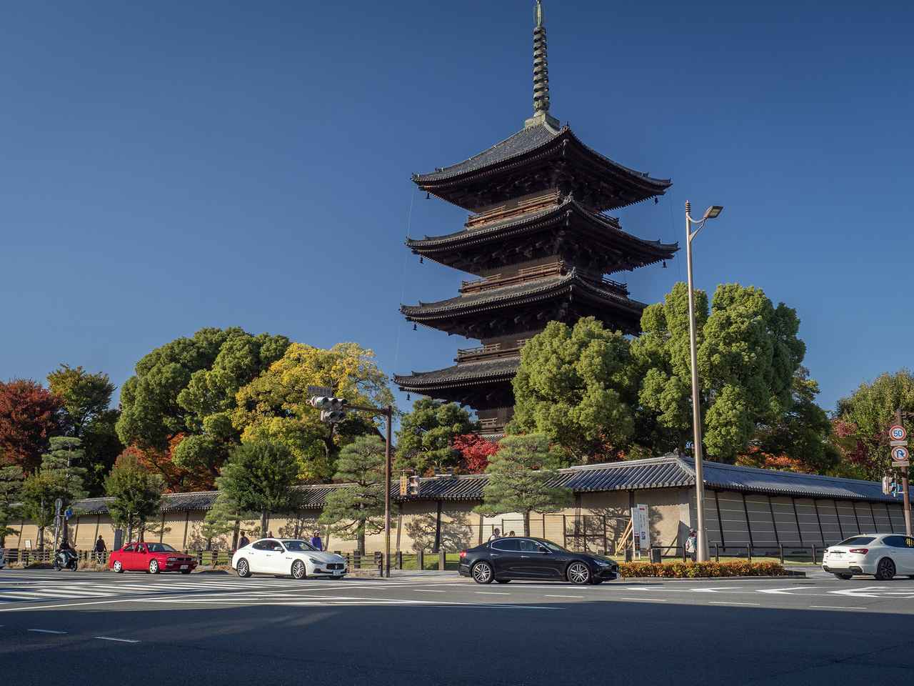 画像: 東本願寺を出発したマセラティの列は、やがて世界遺産・東寺の五重塔がそびえる景色の中へ。秋の気配に包まれた古都を、新旧のマセラティたちが華やかに彩っていった。