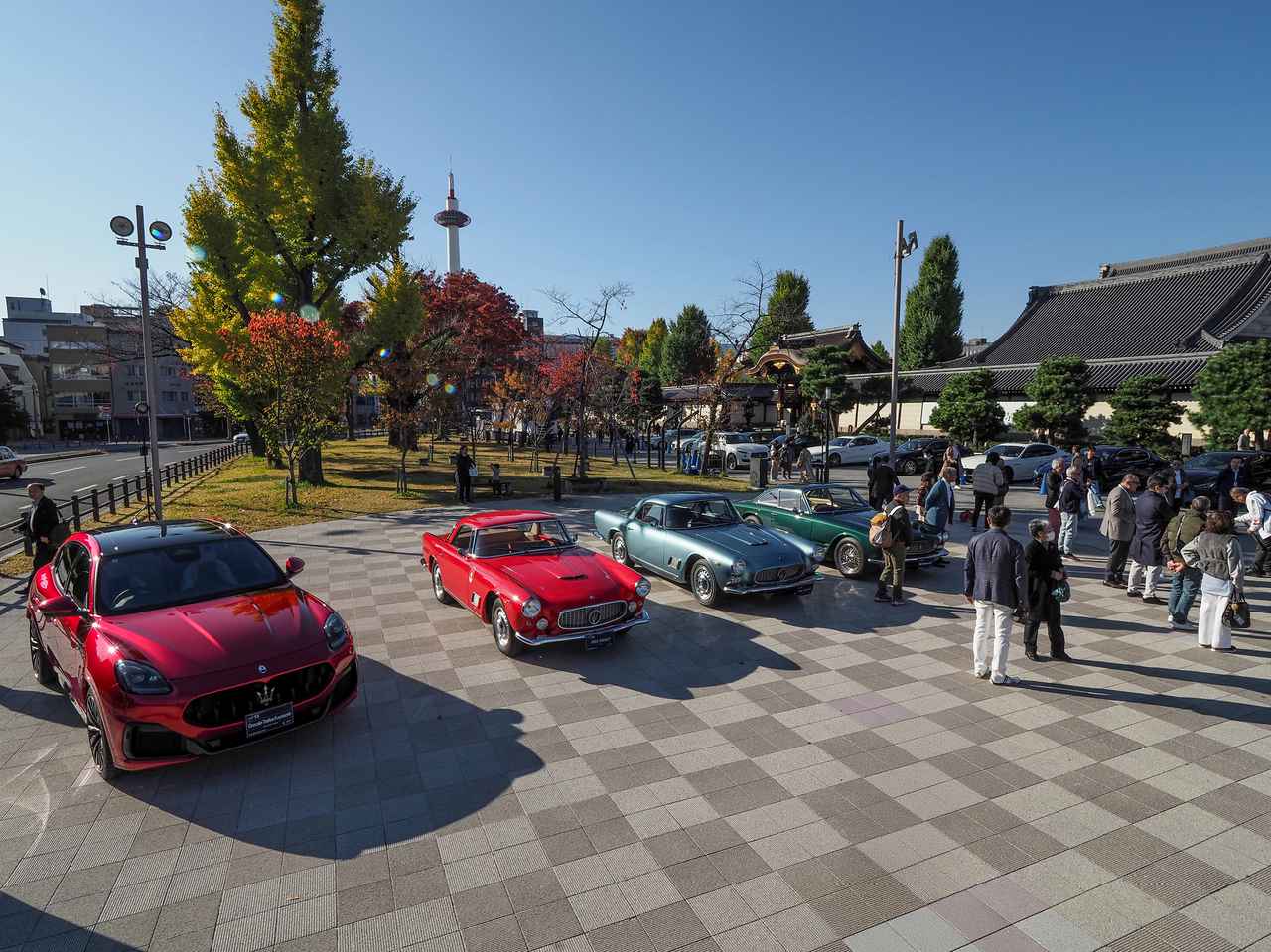 画像: 葉が紅く染まるお東さん広場には53台もの新旧マセラティが集まった。