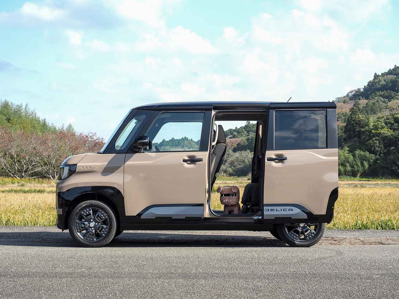画像: 新型デリカミニを真横から見ると、Aピラーの角度が起きていることがよく分かる。便利な両側電動スライドドアには足で開閉できるキックセンサーがオプションで用意されている。