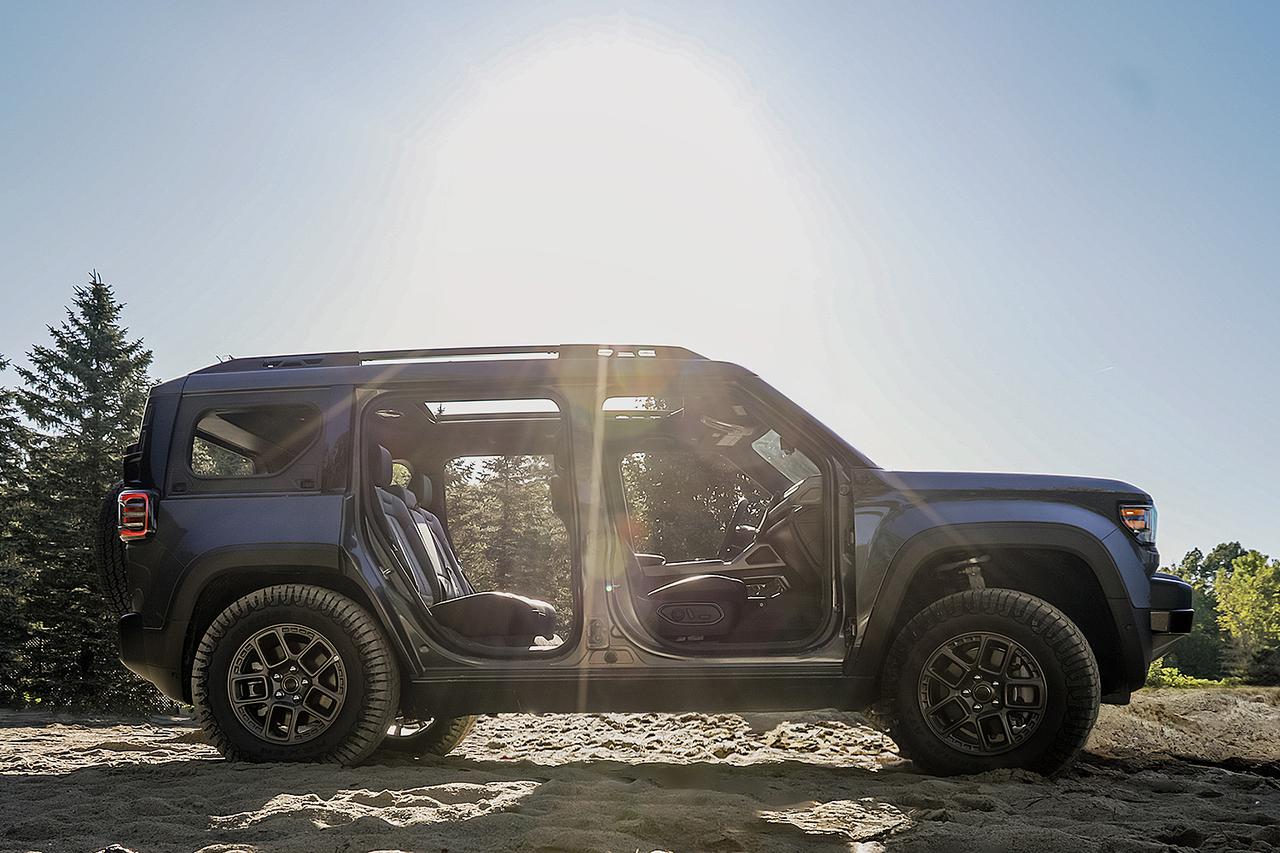 画像: 「ジープ」ブランドの電動モデルにふさわしいオフロード性能を備えている。