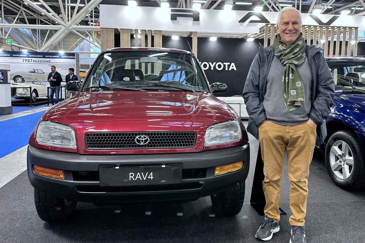 画像: トヨタ・ファンのエドアルド・エゼルチーツィオさんと1994年初代モデル。