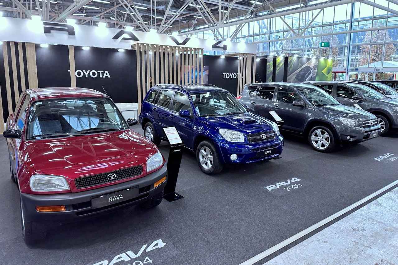 画像: アウト・エ・モト・デポカ2025のトヨタ・ブースで。イタリア初公開の６代目を含む歴代モデルが並べられた。