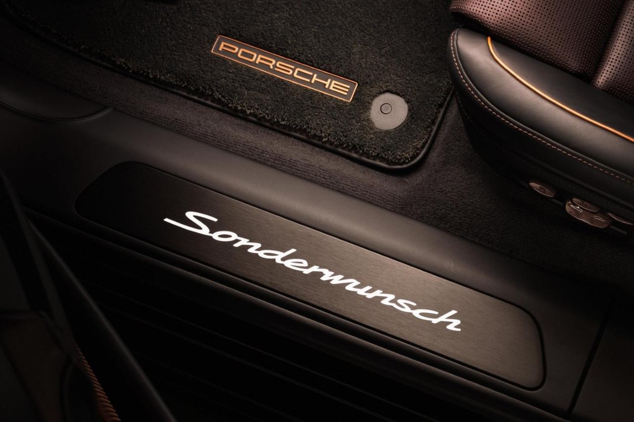 画像: ドアシルには「Sonderwunsch」のロゴを配置。細かな質感処理も専用設計となる。