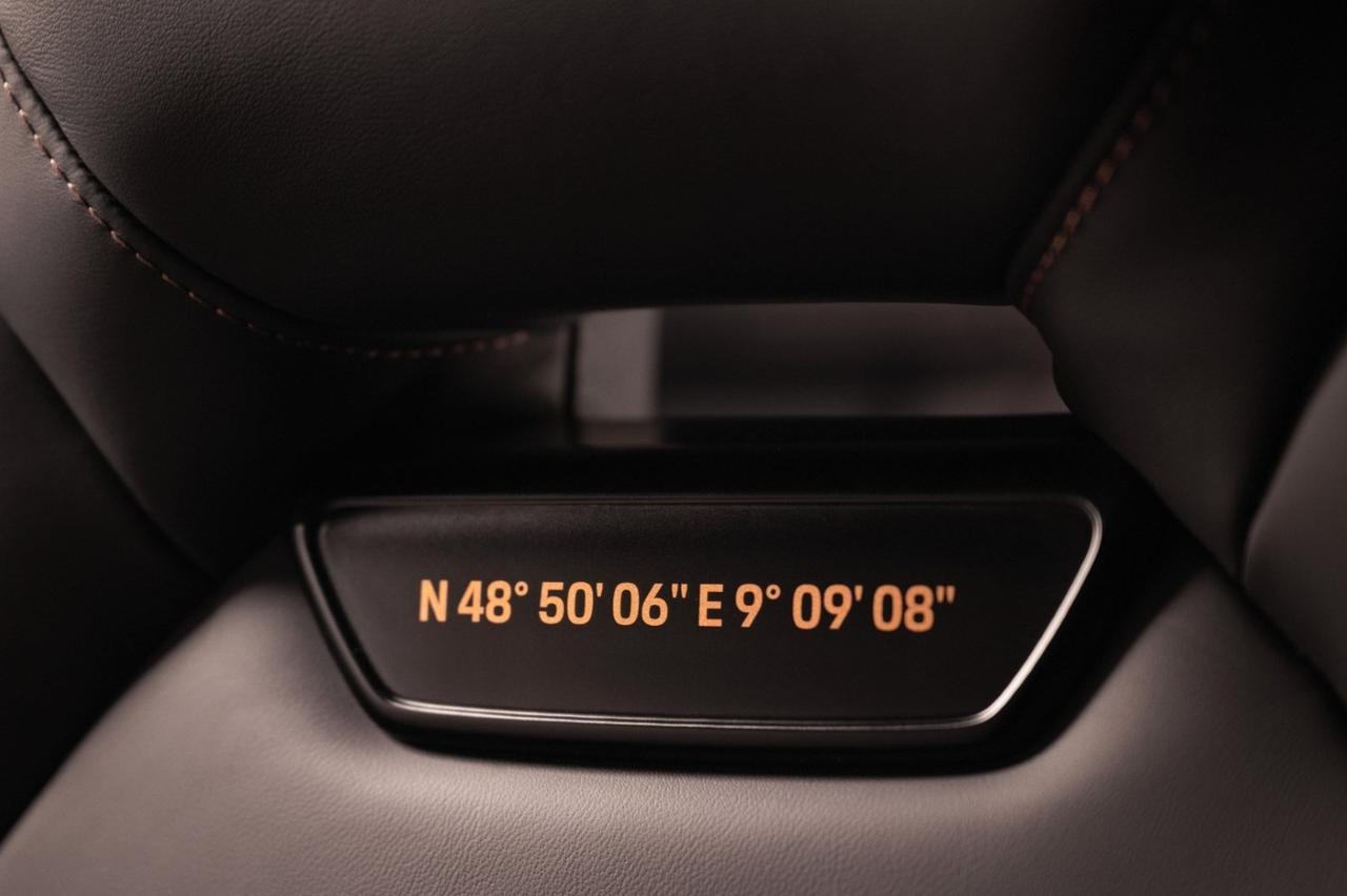 画像: ヘッドレスト裏に刻まれた緯度経度は、車両のルーツを象徴する隠し味となっている。