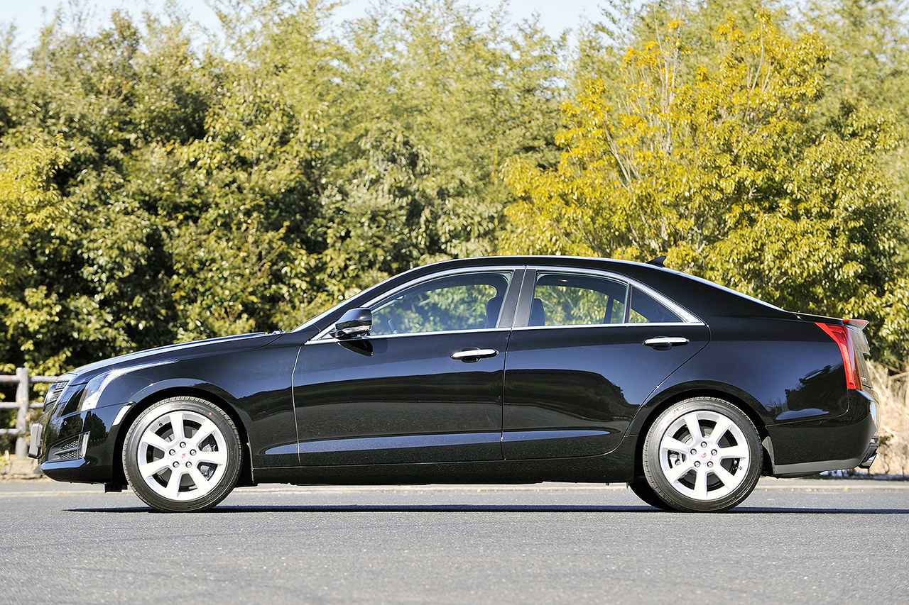 画像: 全長は4.7mを切り、クラウンなど日本のフルサイズセダンより短い。17インチの45偏平タイヤとアルミホイールも標準装備。