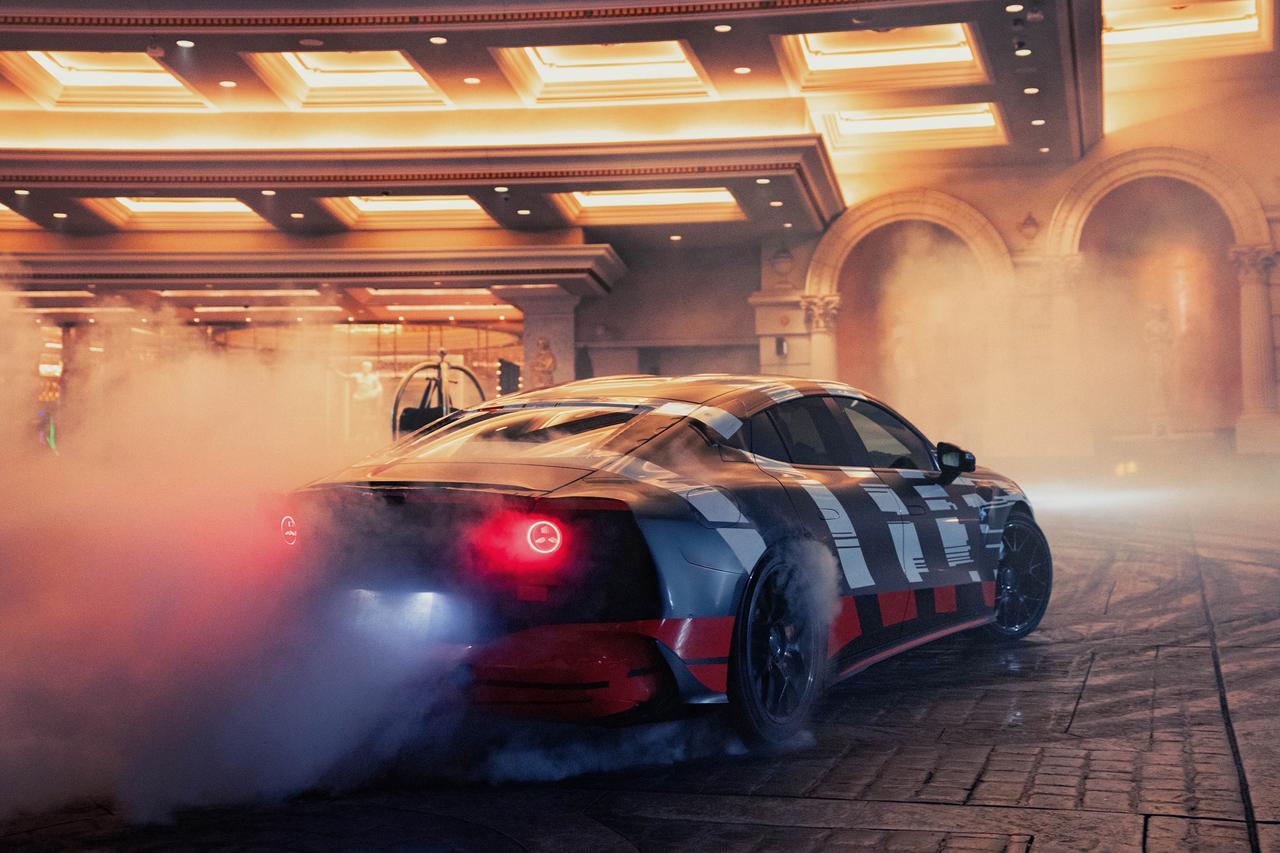 画像: 新型「メルセデスAMG GT 4ドアクーペ」は従来のEVとは一線を画す異次元のパフォーマンスを発揮するEVモンスター。まだプロトタイプで、カモフラージュが施されている。