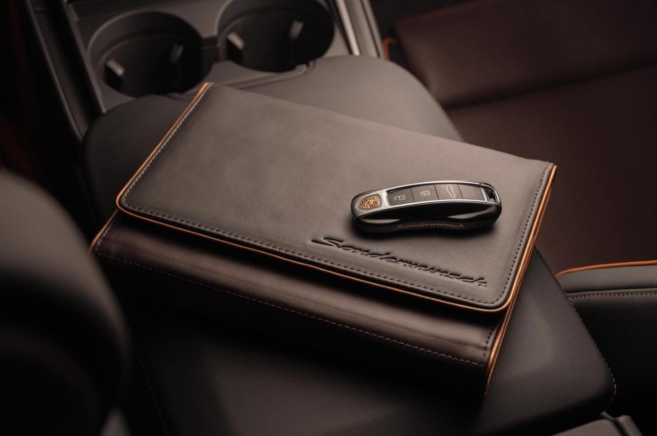 画像: キーケースと車検証ケースはインテリアと同系色で統一。手触りの良さだけでなく、日常の所作までも上質に変える仕立てだ。