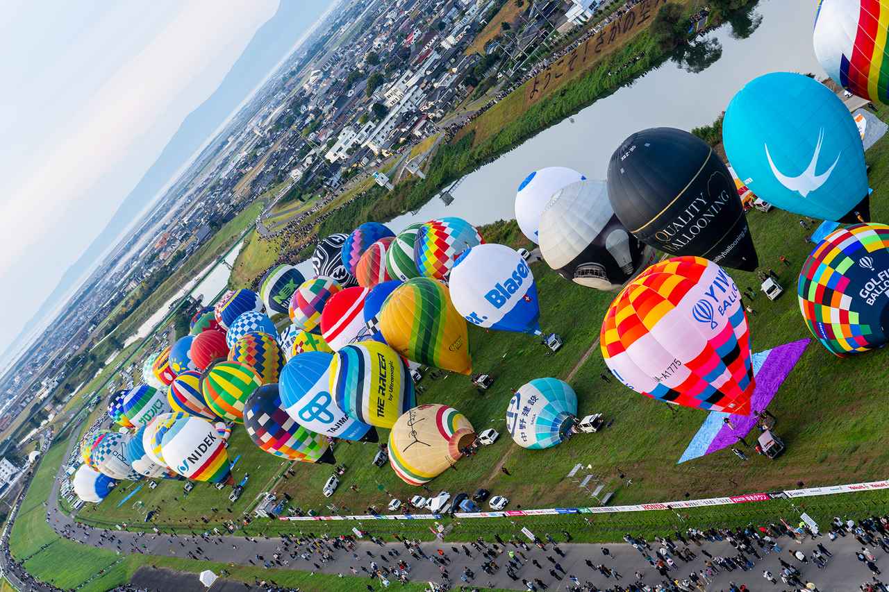 画像 : メインとなる河川敷のバルーンフェスタ会場。