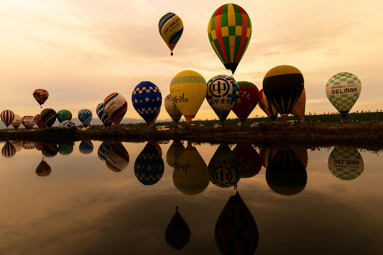 画像 : ラ・モンゴルフィエ・ノクチューン（夜間係留）