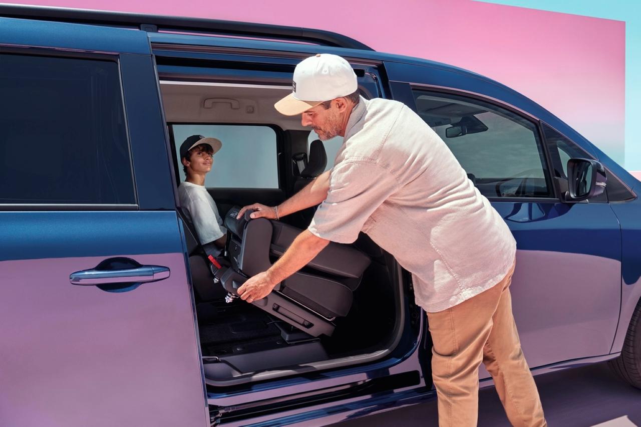 画像: 2列目シートは前に倒すことで3列目へのアクセスを高めており、日常の使い勝手を大きく底上げする。