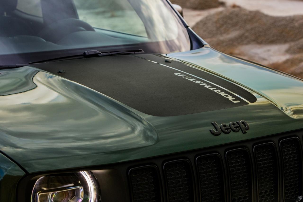 画像: マットブラックのフードデカールに限定ロゴを配置。反射を抑える効果があり、アウトドアシーンでの視認性も高めている。