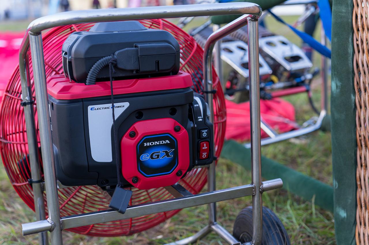 画像 : モーターユニットとバッテリーパックを一体化したパワーユニットeGX