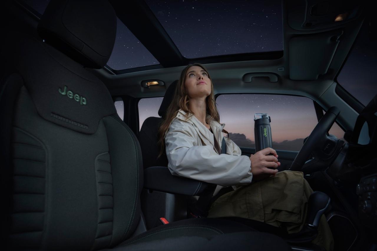 画像: デュアルペインパノラミックサンルーフは前席からでも星空を見上げられる広い開口部を確保。