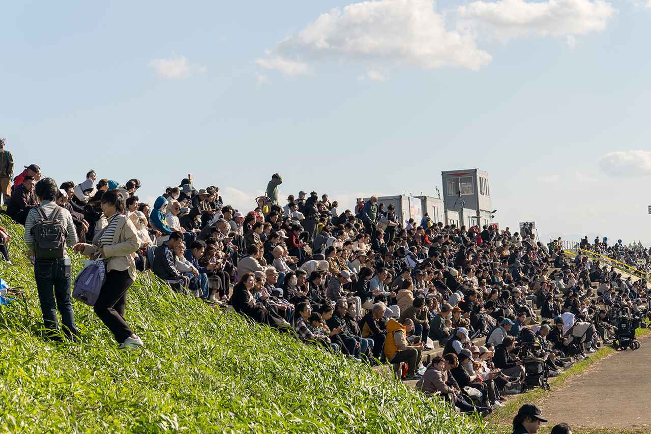 画像 : 2025佐賀インターナショナルバルーンフェスタ（佐賀IBF）を楽しむ観客たち