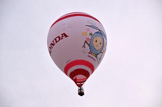 2024年バルーンデザインコンテストで最優秀賞に選ばれた中村さん（当時3年生）のイラストが描かれたDream ドローン号。