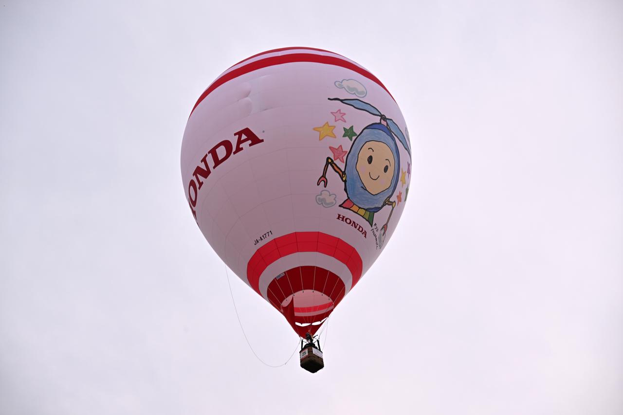 画像 : 2024年バルーンデザインコンテストで最優秀賞に選ばれた中村さん（当時3年生）のイラストが描かれたDream ドローン号。