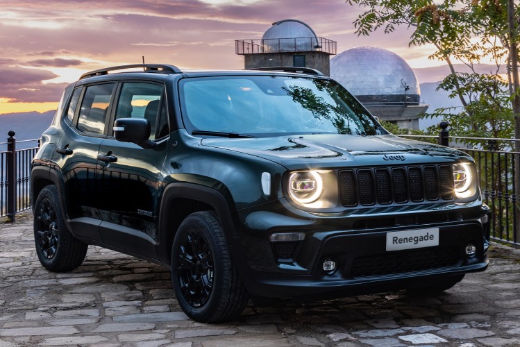 画像: 深いグリーンの外装が夕景の光を柔らかく反射。ブラック仕上げのホイールやグリルがボディカラーと調和している。