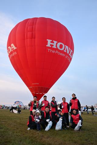 オフィシャルバルーンのHondaハート号前に集まったのは会場のゴミ拾いなどをしてイベントを支えるボランティア。