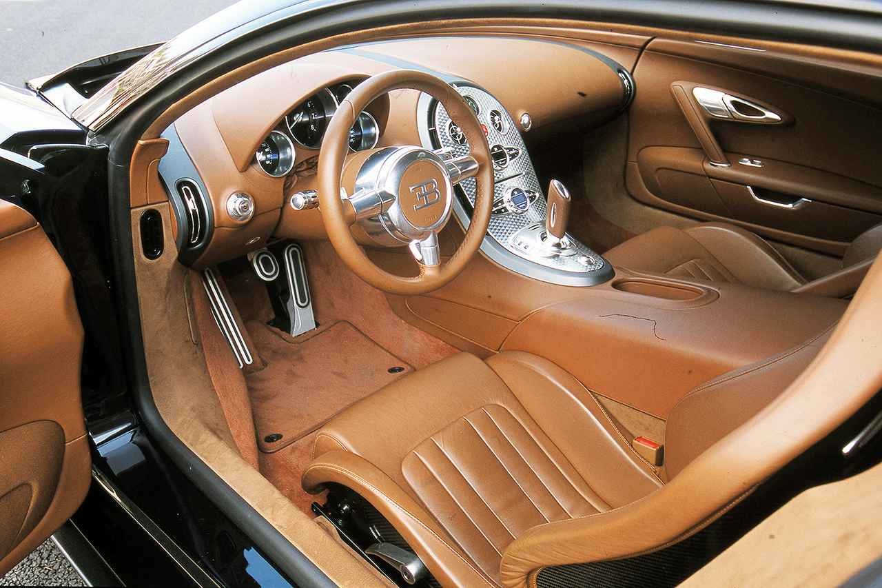 画像: VW傘下になったとはいえ、本革で覆われたキャビンの設えは歴史ある名門ブガッティの名にふさわしい。