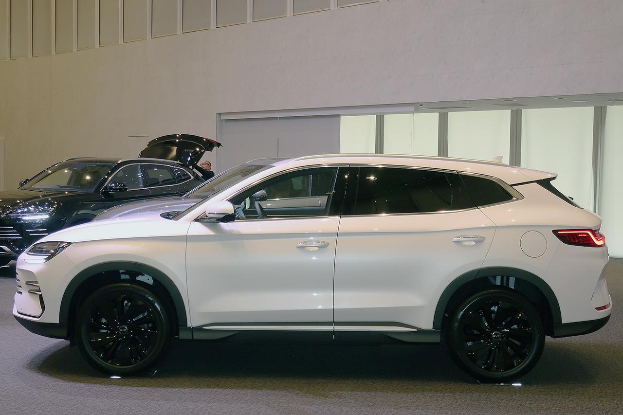 画像: 日本仕様はサスペンションが専用にチューンされ、ブラックのアルミホイールも日本専用アイテムだ。