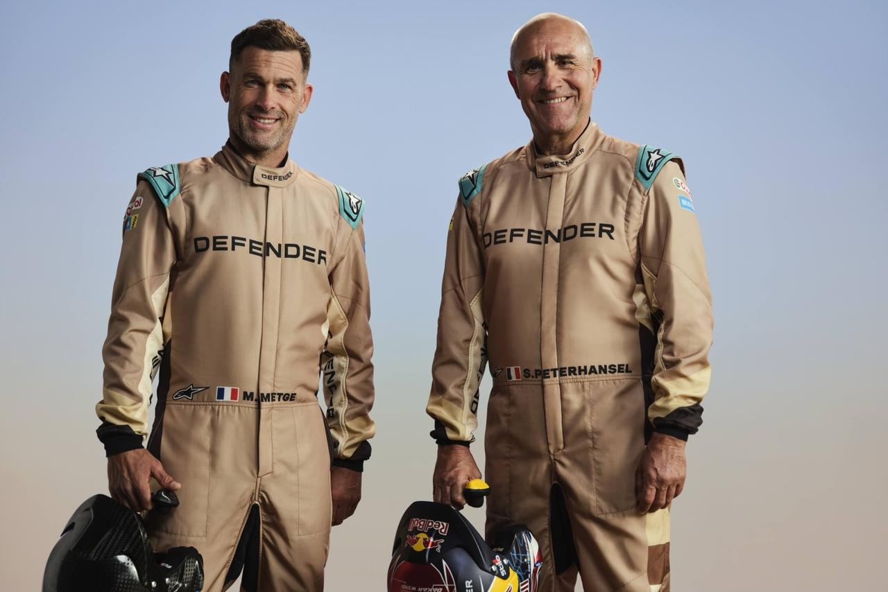 画像: ラリー界のレジェンド、ステファン・ペテランセル（右）とコ・ドライバーのミカ・メッジェ。新カラーのスーツは砂漠環境での視認性とチーム統一感を両立したデザイン。