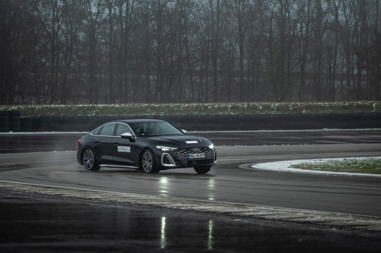 画像: 最大限の走行ダイナミクスを実現するため、後輪寄りのハンドリング特性とコントロールされたドリフトを可能にし、より刺激的なドライビング体験を提供する。