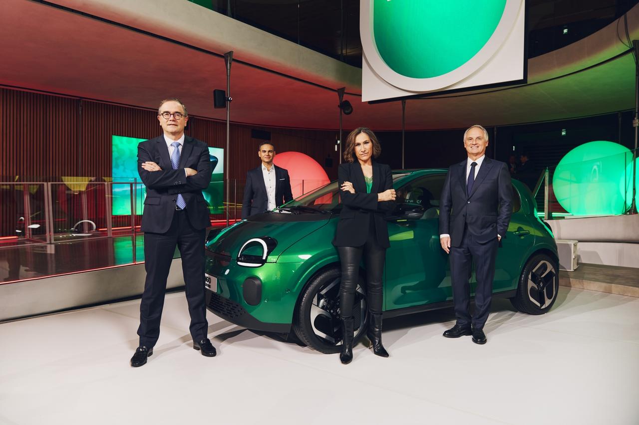 画像: 開発を率いた主要メンバーが新型車とともに登壇。専任チームの迅速な意思決定が、このEVを短期間で形にした。