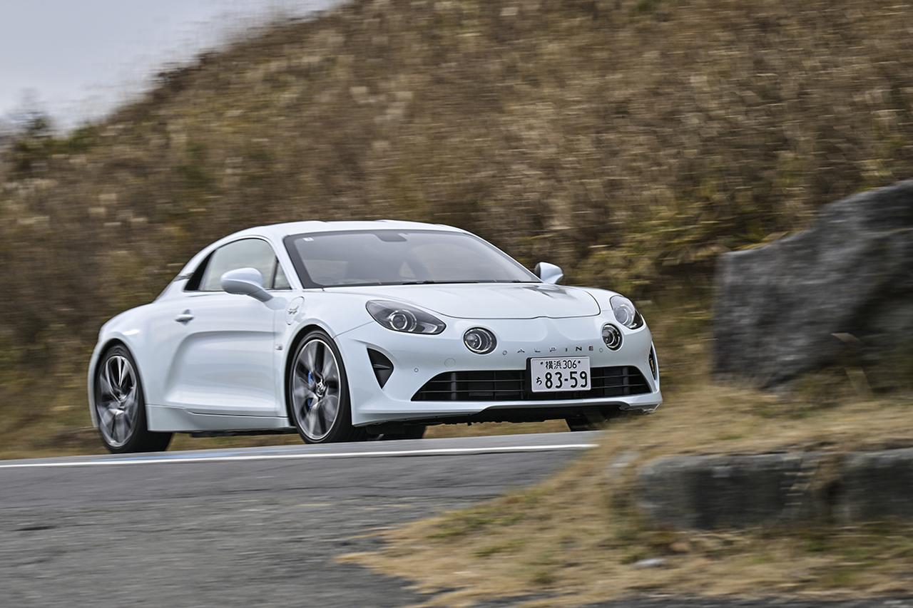 画像: 素のA110はまさにベストバランス。ワインディングロードを存分に走りを楽しめる。