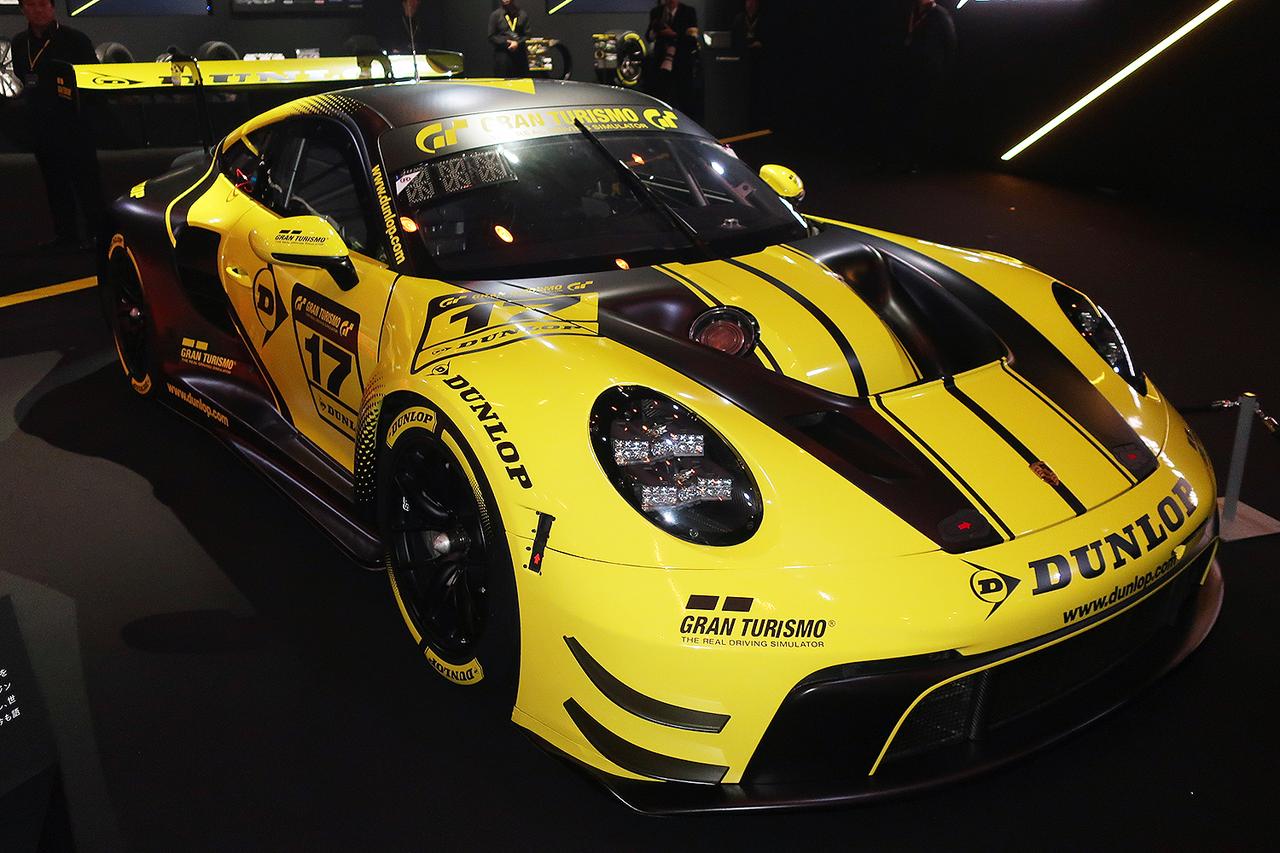 画像: ダンロップが「グランツーリスモ」のオフィシャルタイヤ就任記念で特別デザインされたポルシェ 911GT3Rも展示された。
