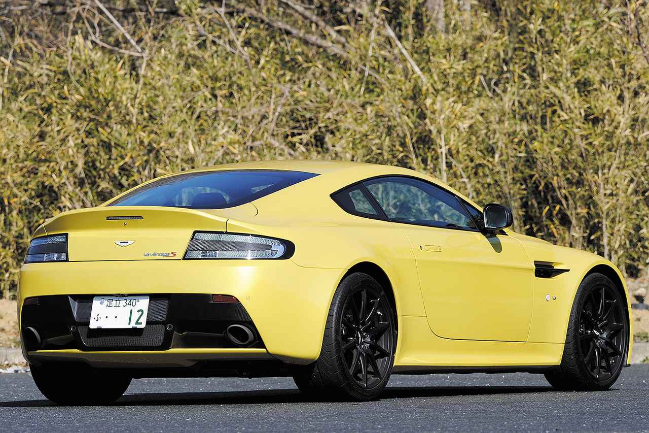 画像: ポルシェ 911をライバルに据えた量産モデルとして2005年に登場したV8ヴァンテージは、2013年にはV12ヴァンテージSに進化した。