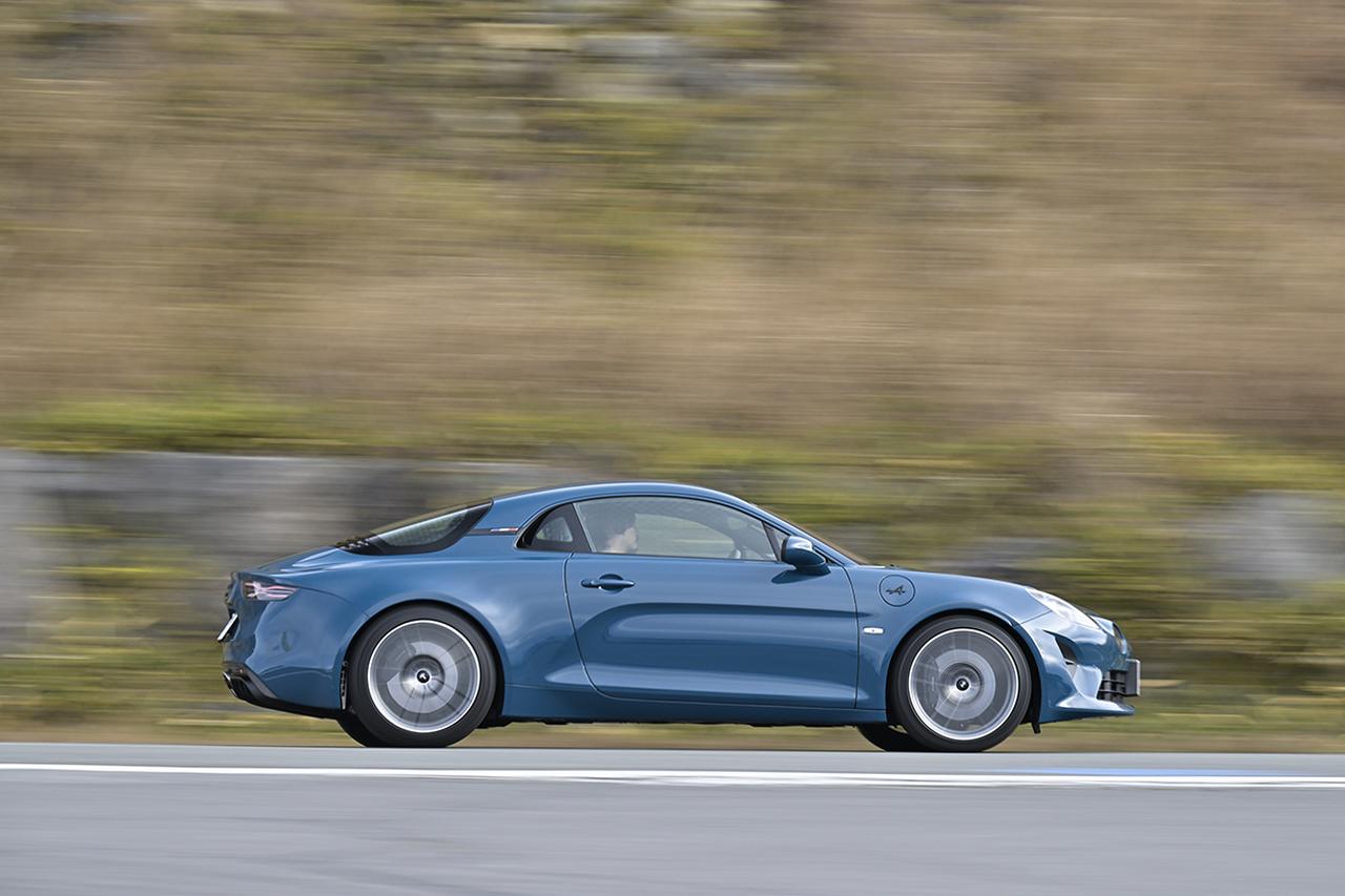 画像: 新たに追加されたGTSは先代Sの走りの良さを引き継ぎながら、リクライニングシートやレザーとスエードの上質なインテリアで快適性も両立させたモデル。