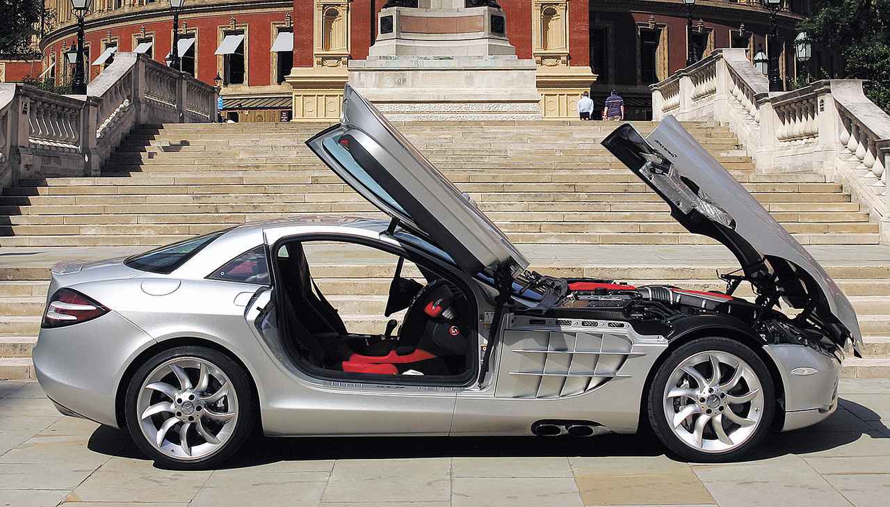 画像: ルーツにあたる300SLRは、いわゆるガルウイングドアだったが、SLRマクラーレンはディへドラル式ドアを採用した。