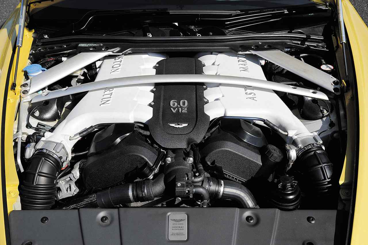 画像: 573ps/620Nmを発生するヴァンテージSの6L V12 DOHCは7速AMTと組み合わされ、街中での渋滞も苦にならない。