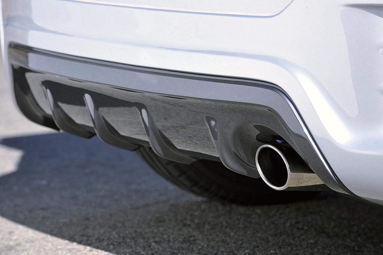 画像: リアのハーフスポイラーは下部がディフューザー形状。マフラーは心地良い重低音を発するオールステンレス製のブラストII。