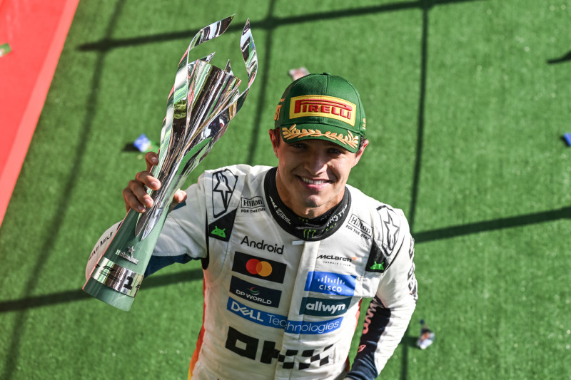 画像: 有利な立場でアブダビGPに乗り込むランド・ノリス。たとえフェルスタッペンが優勝しても、ノリスは3位までに入ればチャンピオンが確定する。