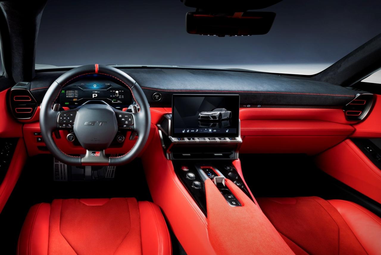画像: GR GTの深紅のインテリアがドライバーの高揚感を刺激する。中央の大型モニターは車両状態を即座に把握できる情報レイアウトを採用し、スポーツGTとしての存在感を一層際立たせている。