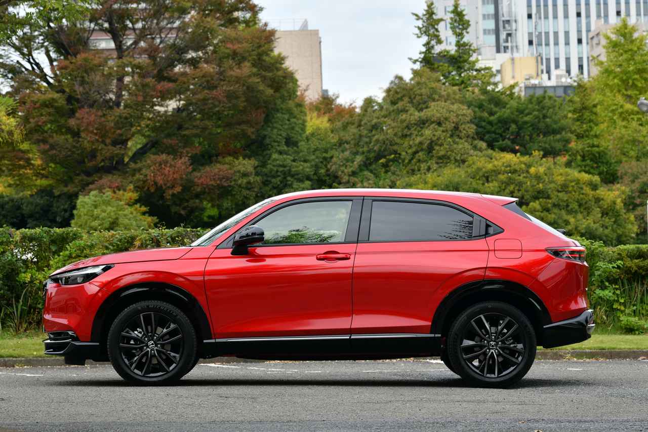 画像: ルーフアンテナの機能をリアガラスに移設したことで30mm、ローダウンスプリングの採用により15mm、合計で全高を45mm低くしている。