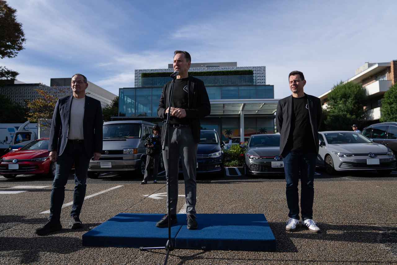 画像: フォルクスワーゲンのドイツ本社からトーマス・シェーファーCEOをはじめとするトップマネジメントがサプライズ登場した瞬間に会場の空気は一変した。その後もシェーファー氏はファンと交流を楽しんだ様子だった。