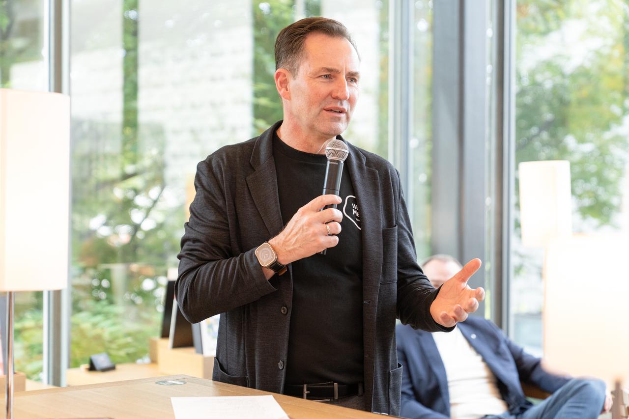 画像: イベントの後にジャーナリストやメディア向けに行われたラウンドテーブルで、シェーファーCEOはさまざまな質問に真摯に向き合い、答えてくれた。ブランドの今後について、期待したくなるような発言も。