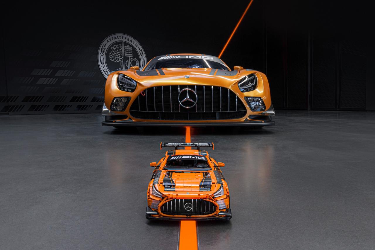 画像: AMG GT3特有のワイドなフロントフェイスと低いノーズを、模型と実車の対比で強烈に印象づける演出だ。